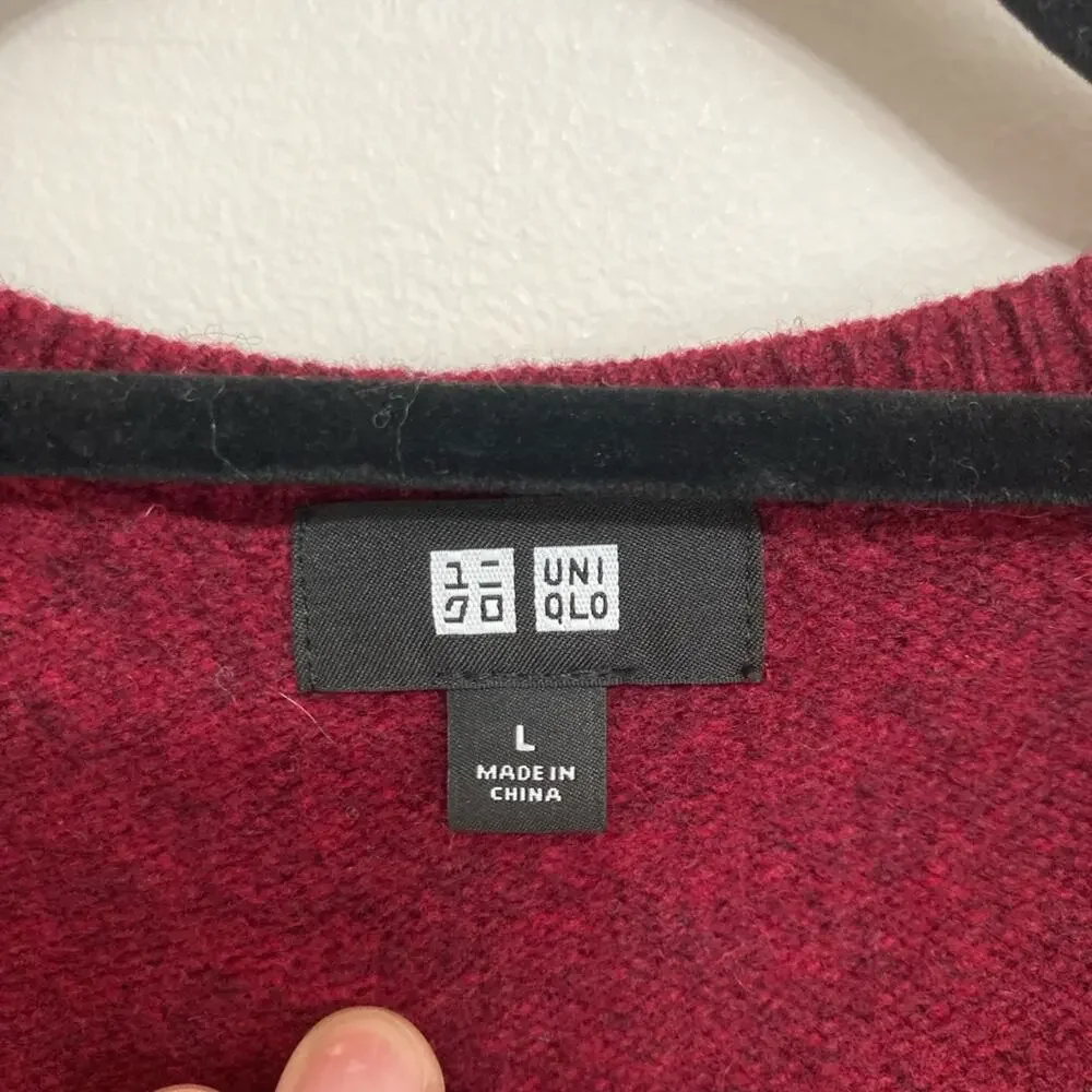 Uniqlo Men’s 100% Wool V-Neck Sweater in Dark Red Academic Preppy - Size L